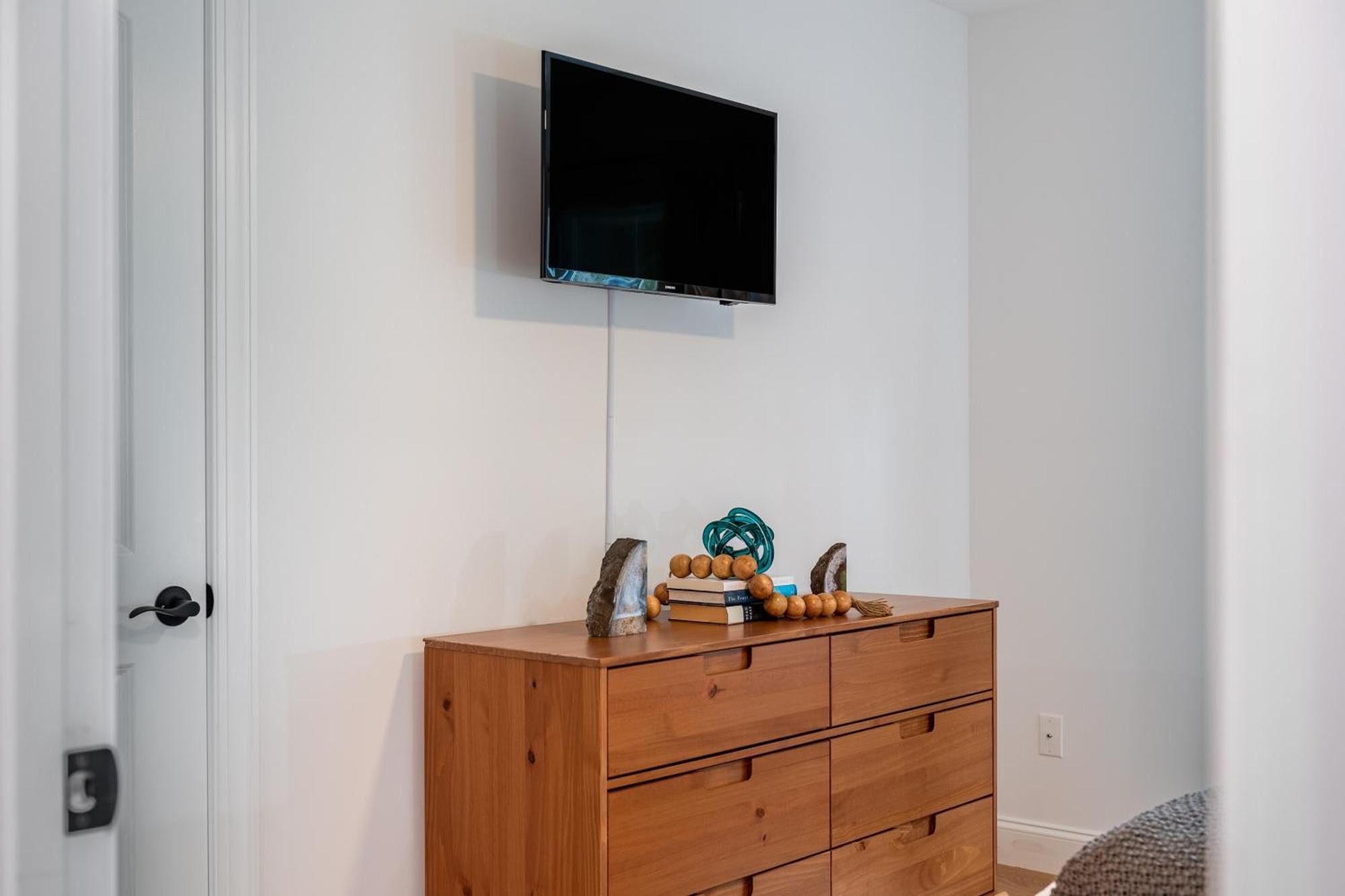 Luxuriously Lakeside By Avantstay Lakefront Retreat W Game *