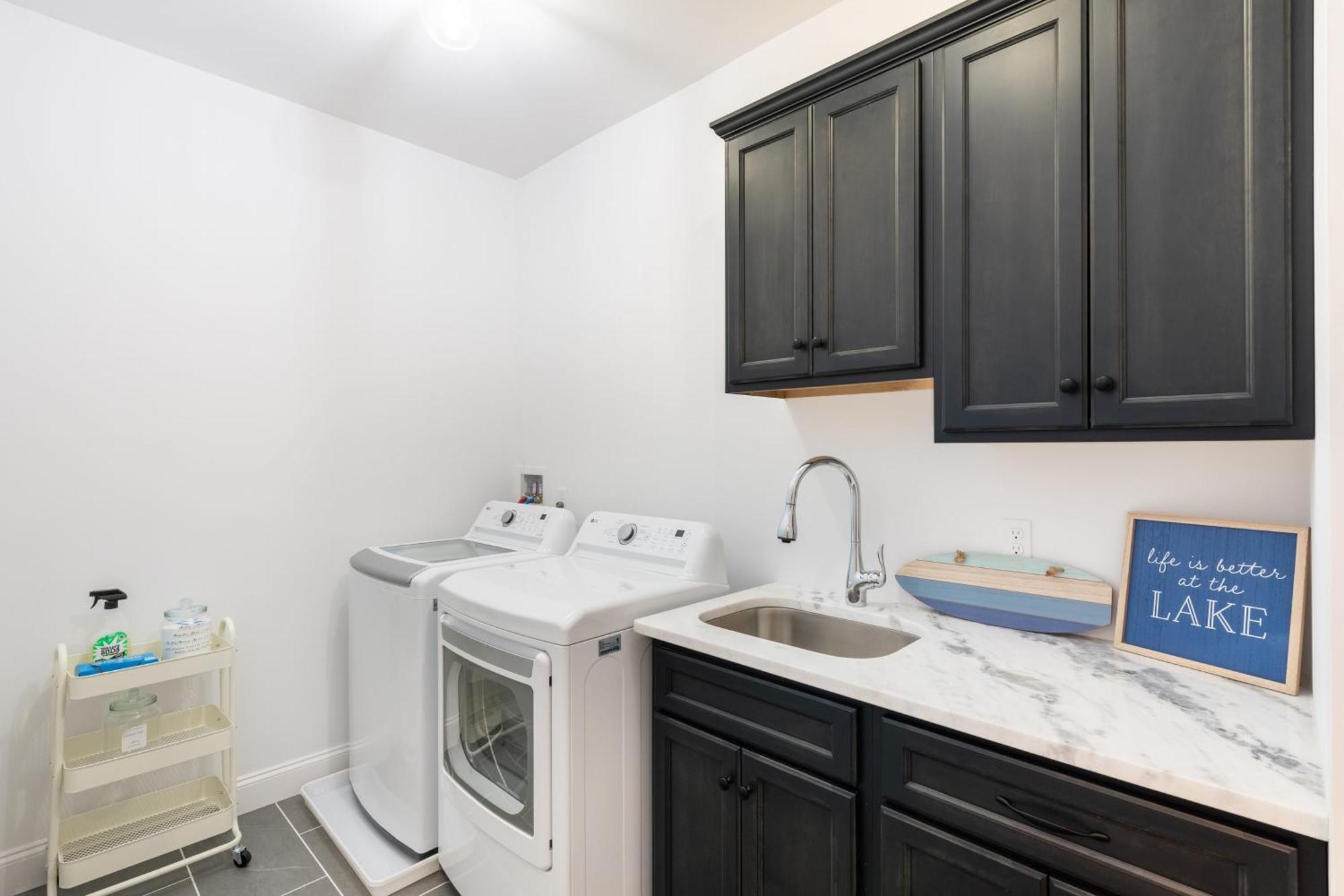 Holiday home Luxuriously Lakeside By Avantstay Lakefront Retreat W Game Blakeslee