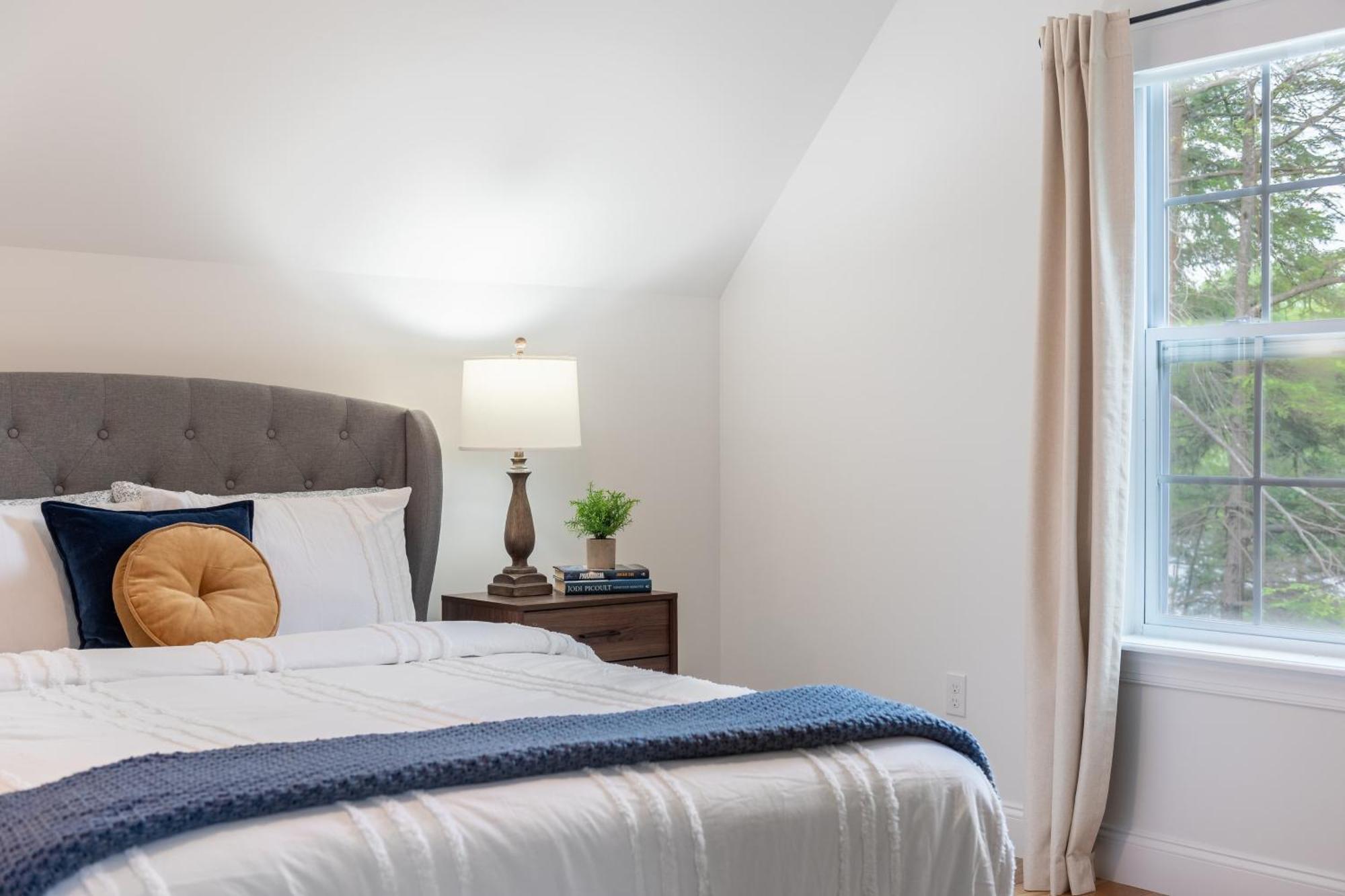 Luxuriously Lakeside By Avantstay Lakefront Retreat W Game Holiday home *