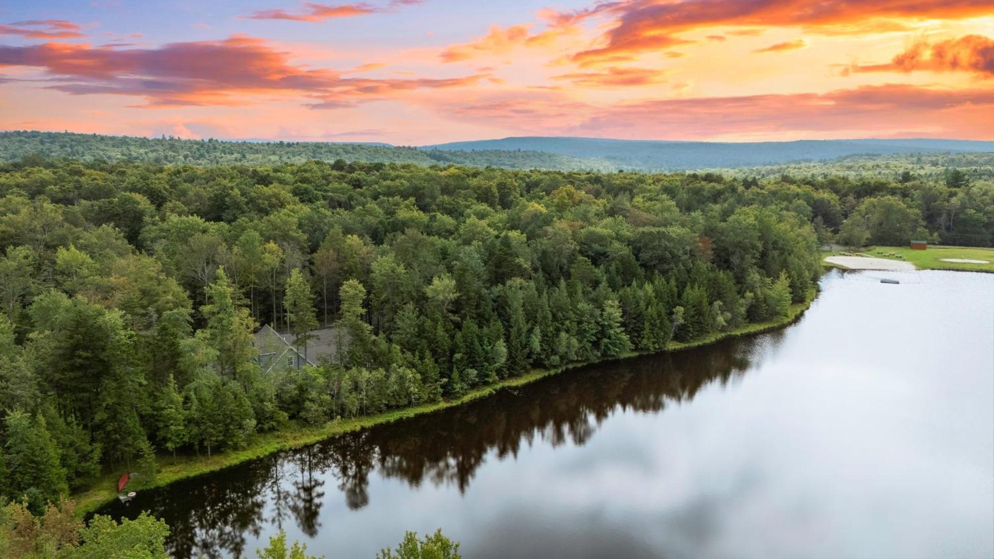 Luxuriously Lakeside By Avantstay Lakefront Retreat W Game
