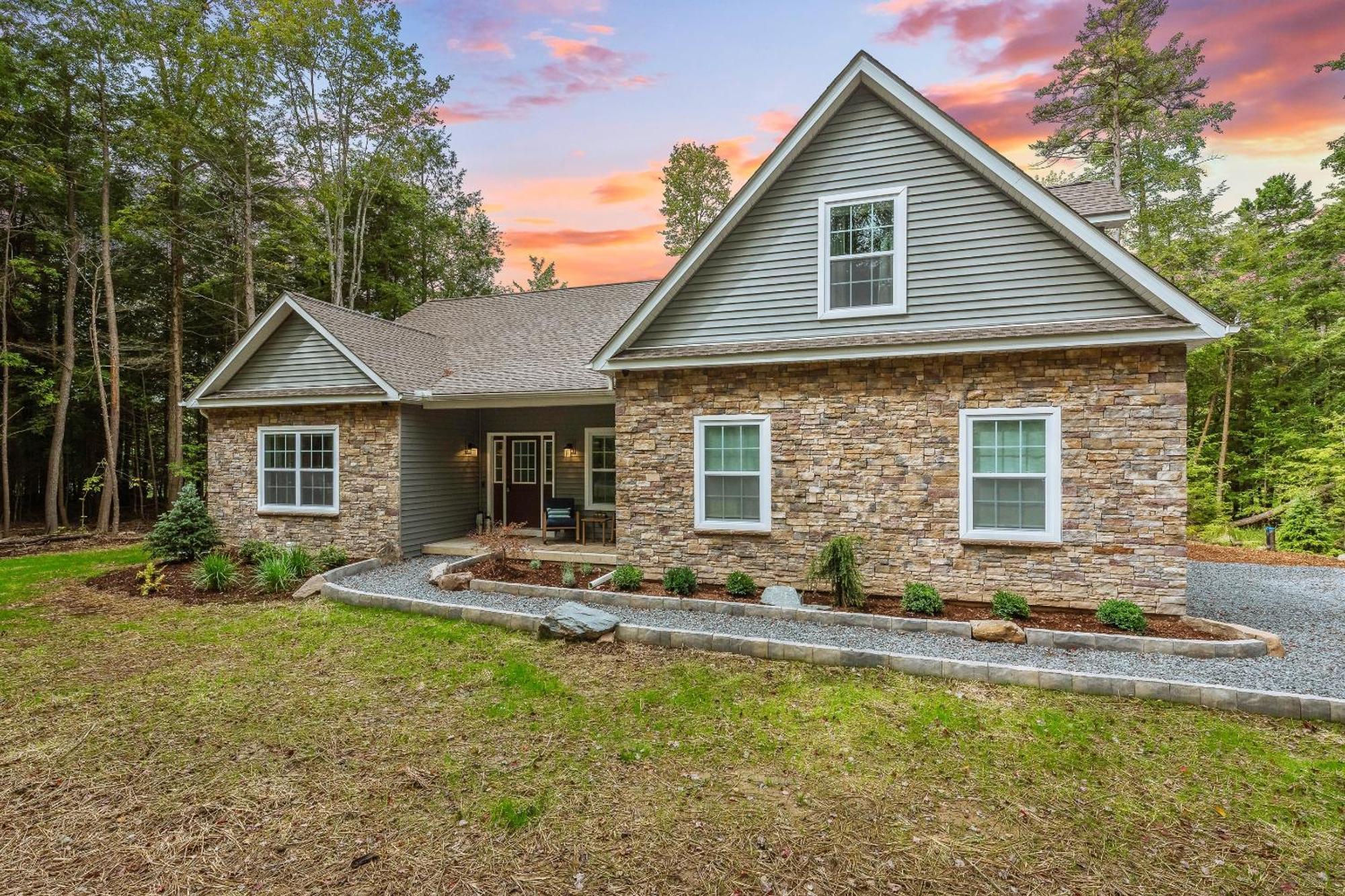 Holiday home Luxuriously Lakeside By Avantstay Lakefront Retreat W Game Blakeslee