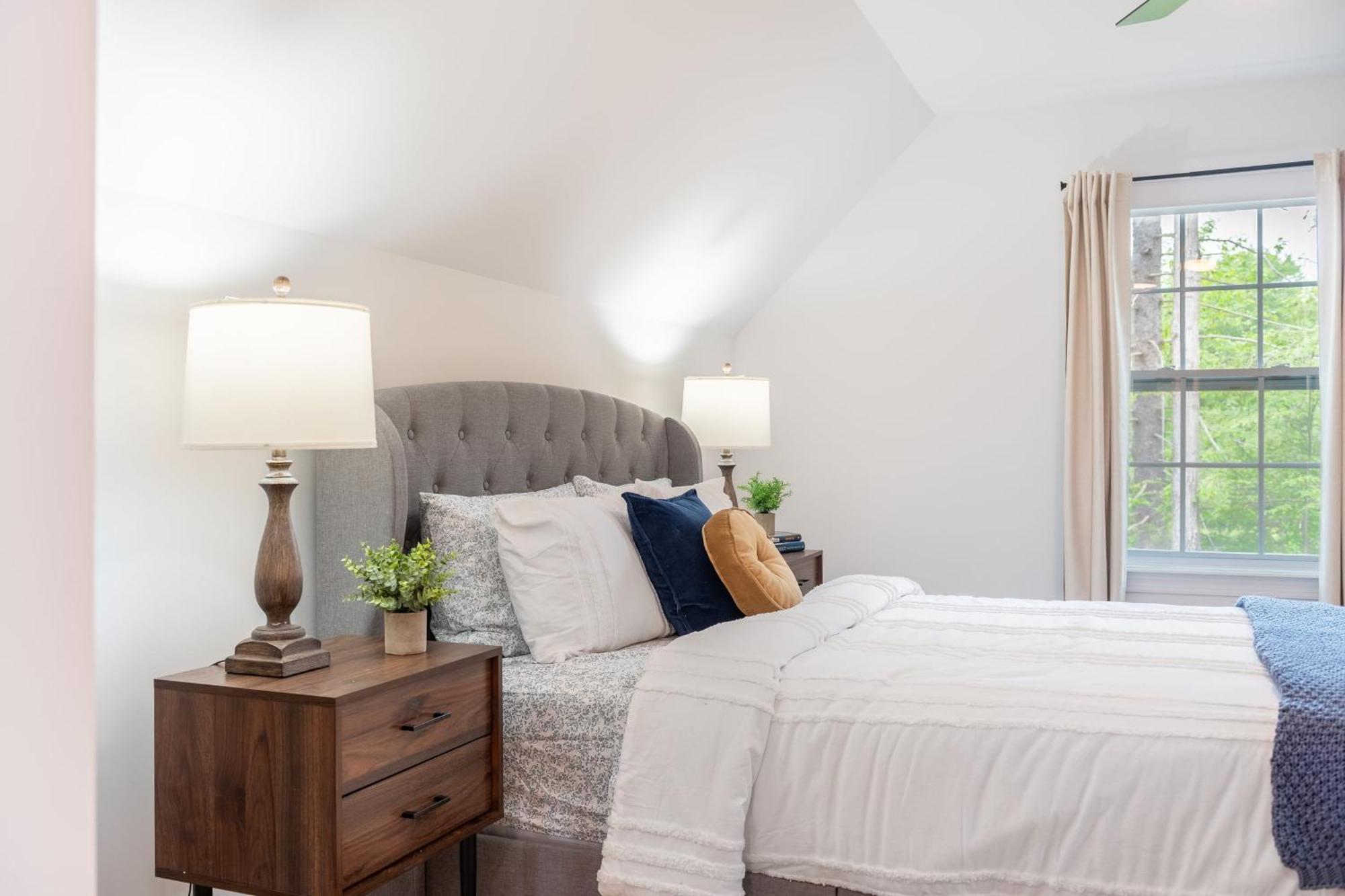 Luxuriously Lakeside By Avantstay Lakefront Retreat W Game Holiday home *
