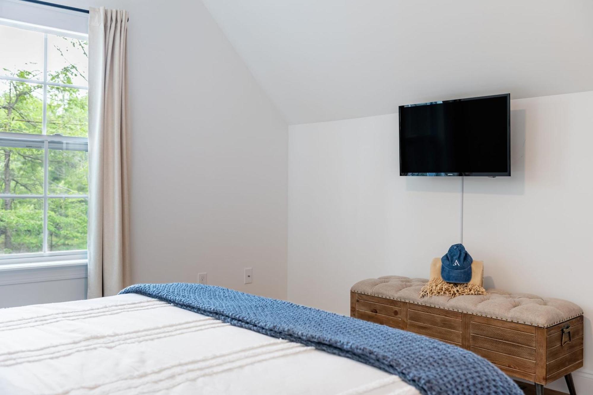 Luxuriously Lakeside By Avantstay Lakefront Retreat W Game Holiday home Blakeslee