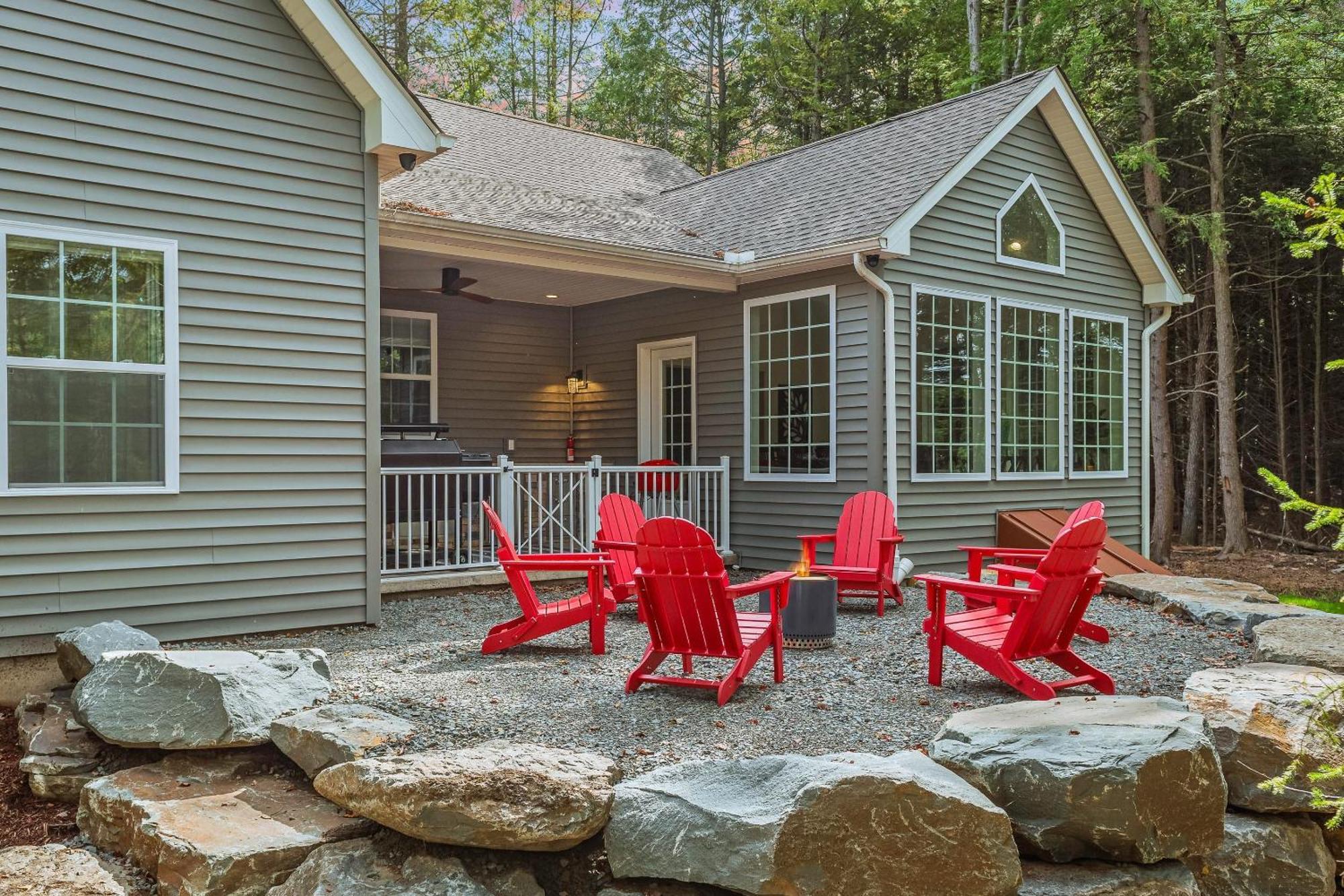 Luxuriously Lakeside By Avantstay Lakefront Retreat W Game Holiday home *