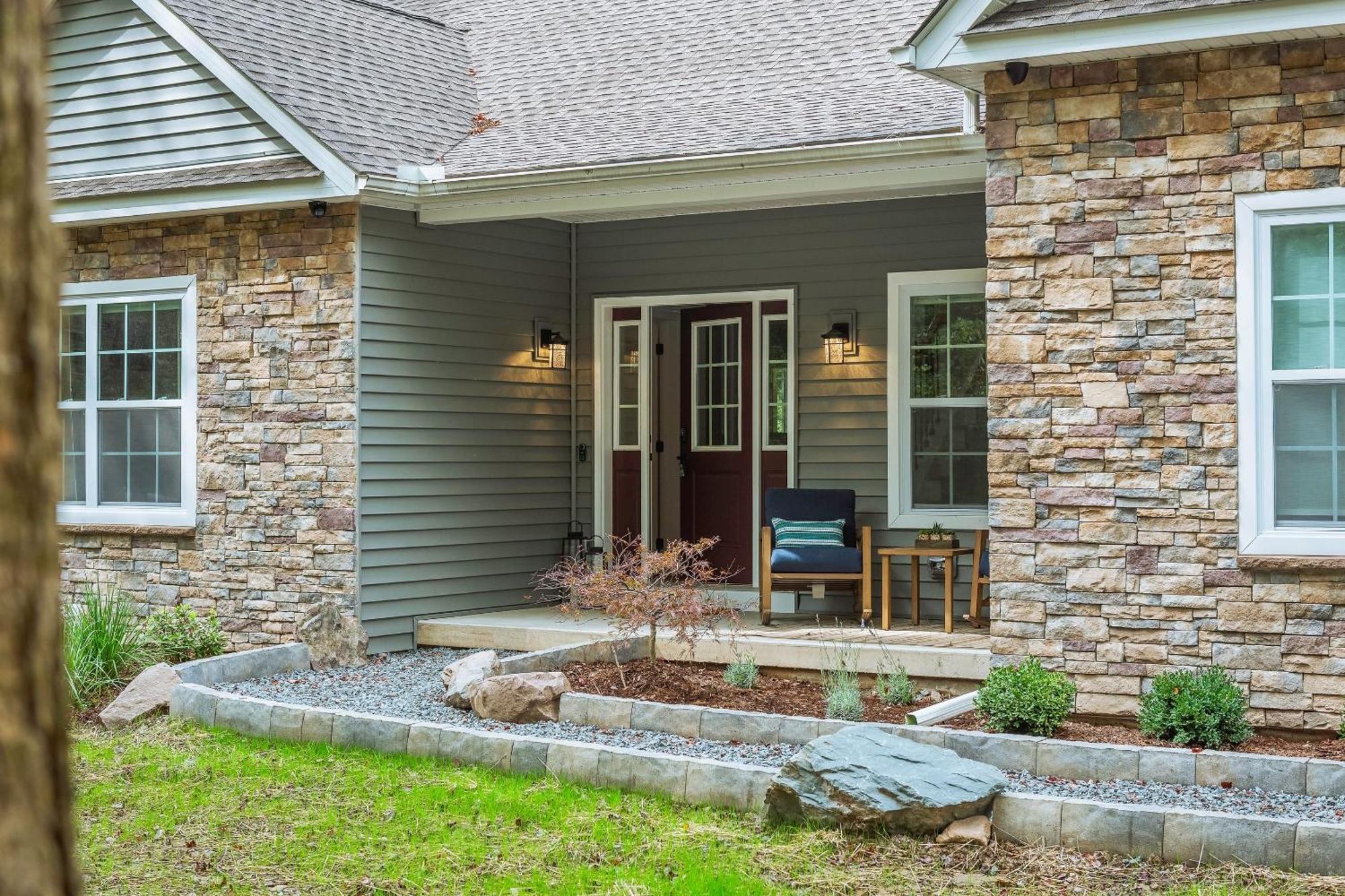 Luxuriously Lakeside By Avantstay Lakefront Retreat W Game Holiday home Blakeslee