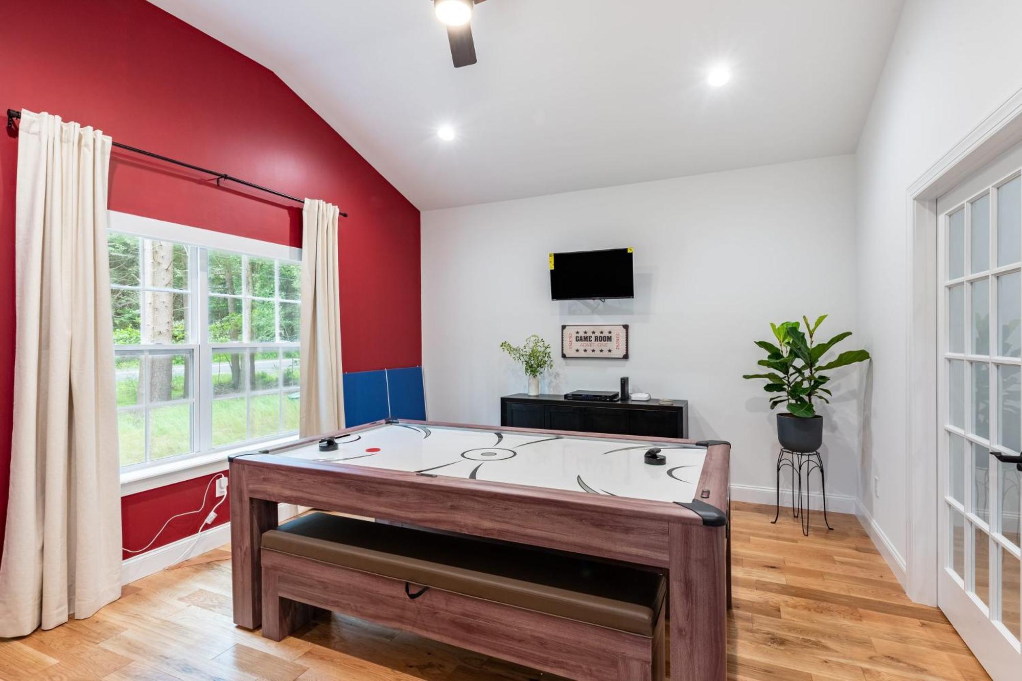 Luxuriously Lakeside By Avantstay Lakefront Retreat W Game *