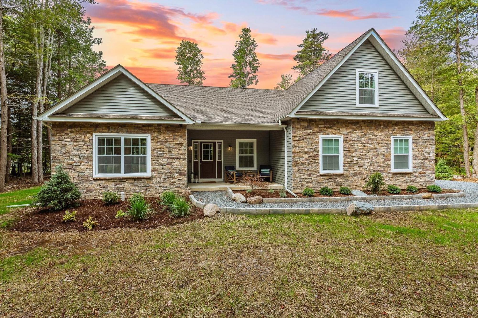 Holiday home Luxuriously Lakeside By Avantstay Lakefront Retreat W Game Blakeslee