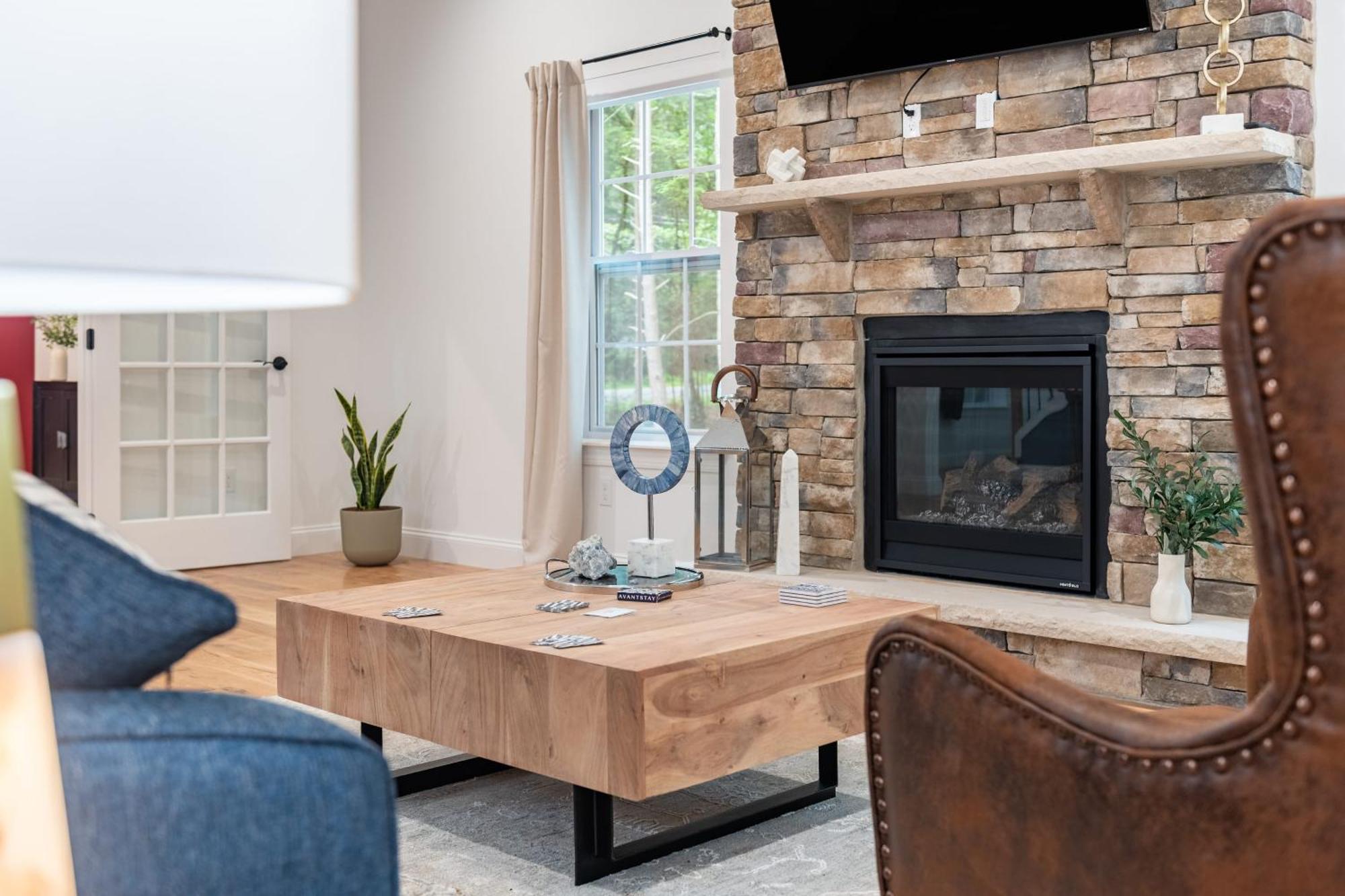 Luxuriously Lakeside By Avantstay Lakefront Retreat W Game Holiday home