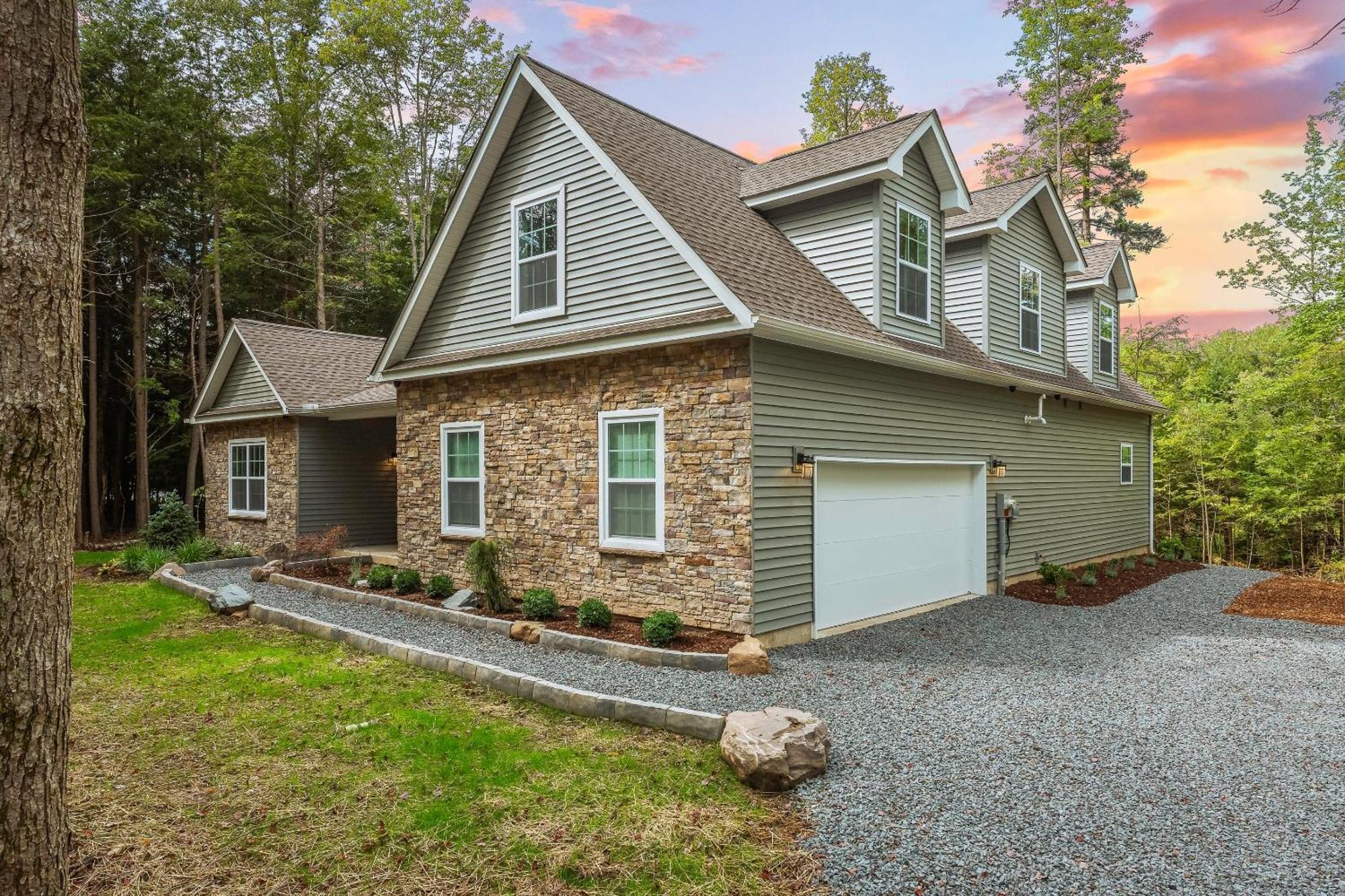 Holiday home Luxuriously Lakeside By Avantstay Lakefront Retreat W Game